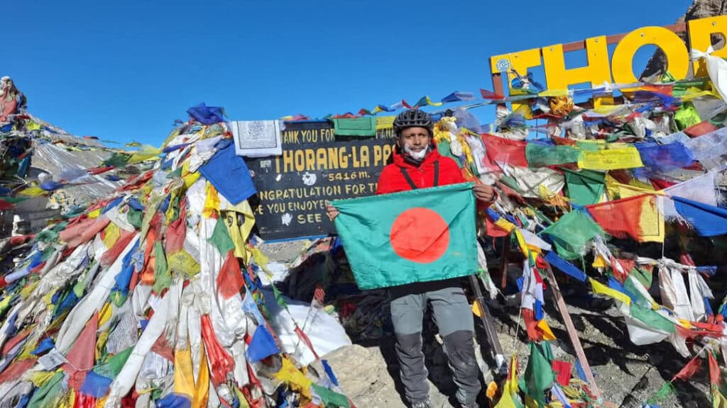 সাইকেলে চেপে থরং লা পাস জয় করেছেন মিলন