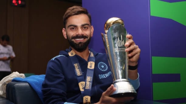 চ্যাম্পিয়ন্স ট্রফি হাতে ভিরাট কোহলি