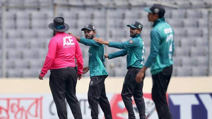আম্পায়াররের সাথে তর্কে হৃদয়